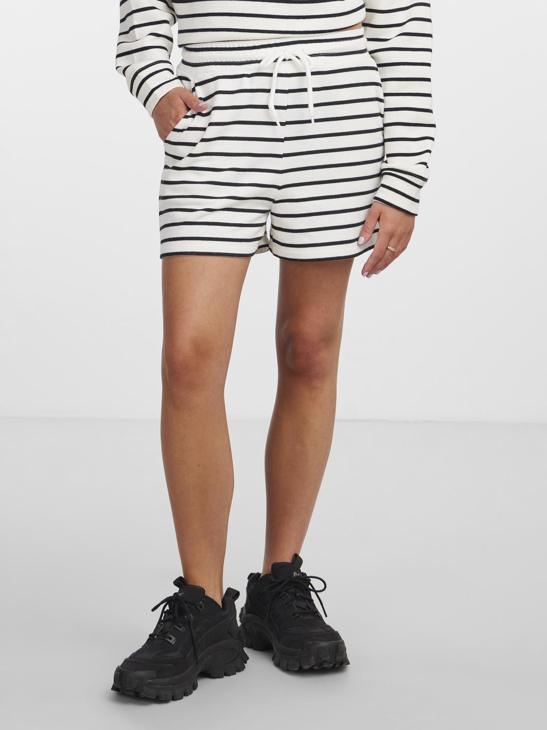 PCCHILLI Shorts - Cloud Dancer/Black